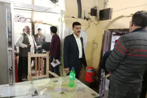 चकबंदी कार्यालय की गंदगी और अव्यवस्थाओं पर BALLIA DM सख्त