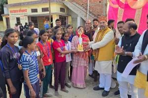 बलिया में 'फेफना खेल महोत्सव' : 100 मीटर दौड़ में ऊषा और विक्की को स्वर्ण