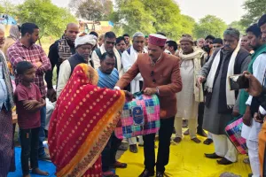 जरूरतमंदों में कम्बल वितरित कर IRTS निर्भय नारायण सिंह ने कही बड़ी बात, बोले...