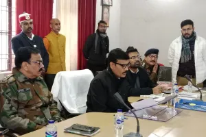 बलिया में डीएम-एसपी ने सुनीं जनसमस्याएं, लापरवाही पर लेखपाल को प्रतिकूल प्रविष्टि