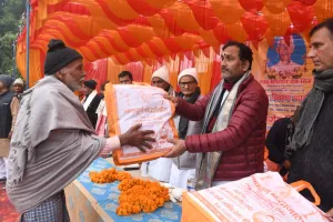 बलिया में स्कूली बच्चों और जरूरतमंदों के बीच मनी सेनानी भगवान देव सिंह की पुण्यतिथि