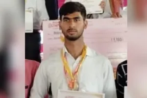 बलिया में ट्रक बना काल : बाइक सवार सवार भांजे की दर्दनाक मौत, मामी रेफर