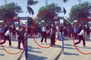 मेरा बॉयफ्रेंड सिर्फ मेरा है... गर्लफ्रेंड ने बीच सड़क पर दूसरी छात्रा को बेल्ट से दौड़ा-दौड़ाकर पीटा, VIDEO वायरल