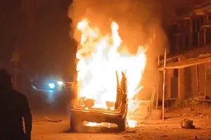 Video : बलिया में टक्कर के बाद जली स्कार्पियो, टेम्पो के उड़े परखच्चे, एक की मौत ; पांच रेफर