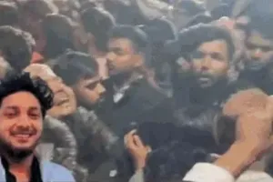 बलिया का आयुष हत्याकांड : बेटे का शव देख गिर पड़ी मां, बिलखते हुए पिता ने दी मुखाग्नि