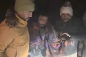 बलिया पुलिस पर बदमाश ने चला दी गोली, जबाबी कार्यवाही में हुआ घायल 