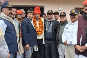 बलिया में पूर्व सैनिक संगठन ने बढ़ाया वयोवृद्ध पूर्व सैन्य अफसर का हौसला