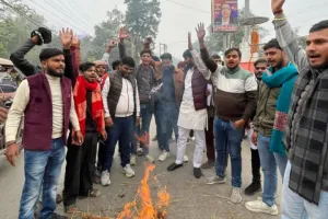 बांग्लादेश में हिंदू युवक की हत्या पर बलिया में उबाल, फूंका गया मोहम्मद यूनुस का पुतला