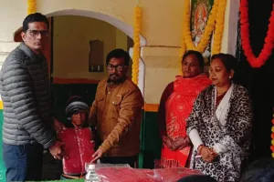 बलिया के शिक्षक ने निजी खर्चे से विद्यालय के बच्चों को दिया स्वेटर-टोपी और ड्रेस