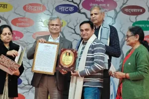 काशी में दिखी बलिया के आशीष की चमक, मिला अभिनव भरत सम्मान