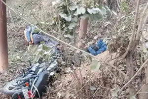 बलिया में विद्युत पोल से टकराई बाइक, दो युवकों की मौत