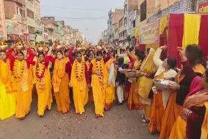 बलिया में निकली 108 कुण्डीय गायत्री महायज्ञ की निकली भव्य और दिव्य कलश यात्रा, होती रही पुष्प वर्षा