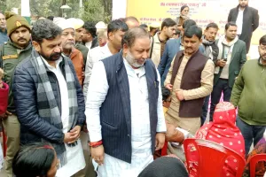 बलिया में जरूरतमंदों के चेहरे पर दिखी मुस्कान