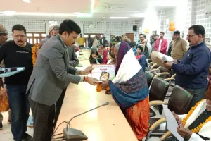 वैटरन्स डे पर वीर नारियों और भूतपूर्व सैनिकों को बलिया डीएम ने किया सम्मानित