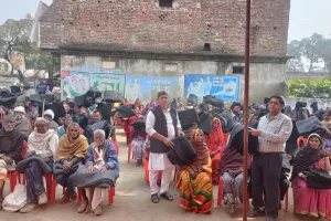 Ballia News : माता-पिता की स्मृति में 400 जरूरतमंदों को पुत्र ने ओढ़ाया कम्बल