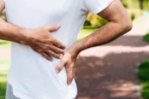 बिना दर्द का भी हो सकता है हर्निया, एक्सपर्ट से जानें लक्षण और समय रहते करें बचाव