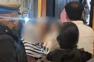 स्पा सेंटर की आड़ में पति-पत्नी चला रहे थे सेक्स रैकेट, कमरा खुलते ही आपत्तिजनक स्थिति में मिले युवक-युवती