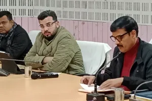 बलिया DM ने रोका तीन एसडीएम और बीडीओ का वेतन, आदेश से मची खलबली 