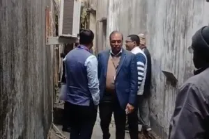 बलिया में स्टेट बैंक की दीवाल तोड़ अंदर घुसे चोर, जांच में जुटी पुलिस