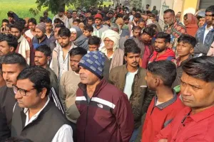 बलिया में अस्पताल के सामने टी-शर्ट के सहारे पेड़ से लटका मिला युवक का शव