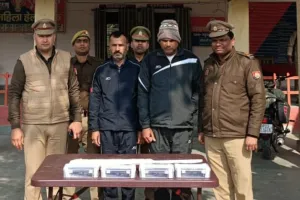 बलिया में लग्जरी कार से हथियार की तस्करी करने वाले सगे भाई रायफल-तमंचा के साथ गिरफ्तार