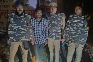 बलिया पुलिस से मुठभेड़ में पकड़ा गया बदमाश फजल उर्फ करिया, पैर में लगी गोली