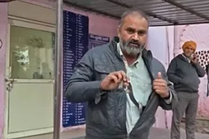 अस्पताल में जैकेट की जेब से जिंदा सांप निकालकर बोला शख्स- डाक्टर साहब, इसी सांप ने मुझे काटा है, फिर...