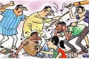 Ballia में दो भाईयों का परिवार आमने-सामने, खूब चले लाठी डंडे