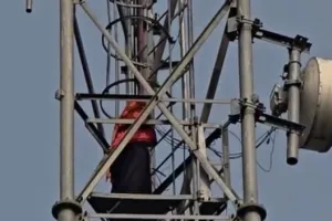 प्रेमी से शादी की जिद में 250 फीट ऊंचे टॉवर पर चढ़ी प्रेमिका