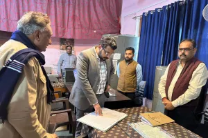 बलिया सीडीओ ने देखा विकास भवन का सच : अव्यवस्था और गंदगी पर लगाई फटकार, अनुपस्थित 'साहब' पर एक्शन