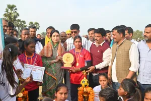 बलिया में फुटबॉल टूर्नामेंट : खिताबी मुकाबला में चमका UP का पडरौना, झारखंड को हराकर जीता मैच