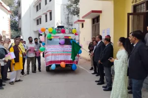 Ballia में जनपद न्यायाधीश ने दिखाई विधिक सेवा शिविर प्रचार वाहन को हरी झंडी