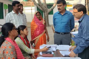 Ballia में BLO को बैठने से रोकने पर प्रधानाचार्य को शोकॉज नोटिस, डीएम ने दिखाई सख्ती