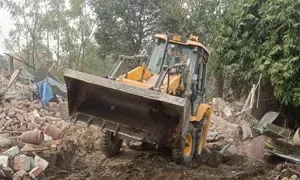 बलिया में अतिक्रमण हटाने पहुंची टीम पर पथराव, पुलिस को छोड़ने पड़े आंसू गैस के गोले