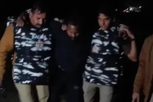 बलिया में पुलिस मुठभेड़ में शातिर बदमाश गिरफ्तार, पैर में लगी गोली