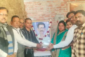 साथी की तेरही पर बलिया के शिक्षकों ने दिखाई संवेदनशीलता, सौंपी एक लाख की सहयोग राशि