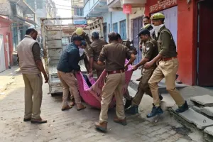 बलिया में दो शव मिलने से मचा हड़कम्प : फंदे पर युवक का शव, बक्से में पड़ी थी किन्नर की लाश 