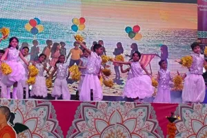 शेमुषी विद्यापीठ का 15वां वार्षिकोत्सव : अभ्युदय में बच्चों ने मचाया धमाल, हर इवेंट पर हुई फूलों की बारिश