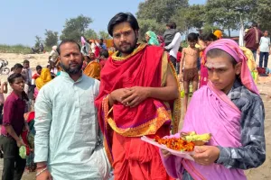 बलिया में लक्ष्मी नारायण महायज्ञ एवं सामूहिक यज्ञोपवीत संस्कार के लिए भव्य ध्वजारोहण