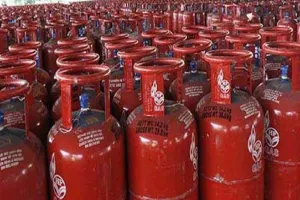 बलिया DM के आदेश पर गैस एजेंसी पर छापा, गायब मिले 1015 भरे हुए घरेलू सिलेंडर ; मैनेजर पर मुकदमा