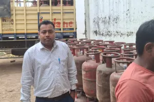 Ballia News : एजेंसी पर पर्याप्त मात्रा में गैस सिलेन्डर उपलब्ध, एमडीएम सम्बंधित समस्या पर तत्काल करें सम्पर्क