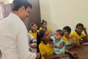 बालिका गृह की बच्चियों में बलिया डीएम ने बांटी खुशियां, खिलाई गोझिया, दिए नए कपड़े