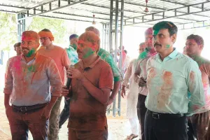 Video : बलिया में डीएम-एसपी ने खेली फूल और गुलाल की होली, पुलिस के जवानों ने खूब किया डांस