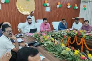 सीएम डैशबोर्ड की समीक्षा में बलिया डीएम सख्त, इन अधिकारियों से मांगा स्पष्टीकरण; इन्हें मिली चेतावनी