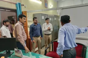 विकास भवन का औचक निरीक्षण : अव्यवस्था पर भड़के बलिया डीएम, बोले...