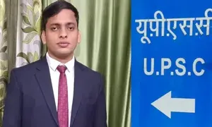 Ravi Raj Success Story : आंखों में नहीं थी रोशनी, दृष्टिबाधित बेटे ने UPSC में 20वीं रैंक लाकर दिया मेहनत का फल