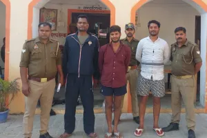 बलिया में प्रेमिका से मिलने पहुंचे प्रेमी को पीटा, हालत गंभीर ; तीन गिरफ्तार