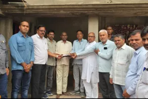 बलिया के शिक्षकों ने दिया मानवीय संवेदना का परिचय, दिवंगत रसोईया के परिजन को सौंपी आर्थिक सहायता