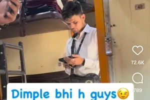 ट्रेन में TTE की मुस्कान पर फिदा हुई लड़की... हुआ प्यार, Viral Video ने मचाई धूम