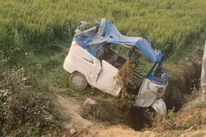 Ballia News : खाई में गिरा अनियंत्रित ऑटो, मां की मौत, दो बेटियां घायल